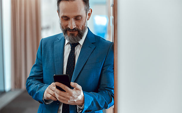 La imagen ilustrativa muestra a un hombre usando un teléfono, refiriéndose a los tipos de aplicación.