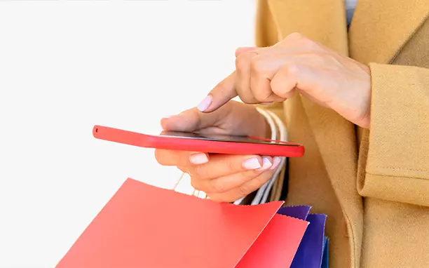 Mulher segurando um celular, remete ao acesso a um viral loops