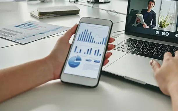 Pessoa segurando celular ao realizar estudo de dados para definir nome para app