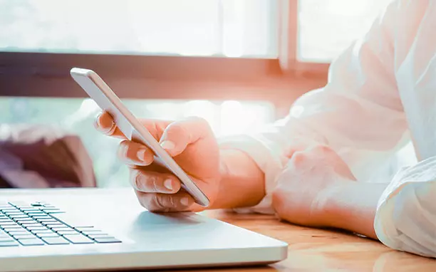 Arte ilustrativo mostra el marketing de aplicaciones