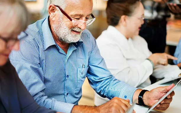 El arte ilustrativo muestra a una persona mayor satisfecha, refiriéndose a análisis de sentimientos.