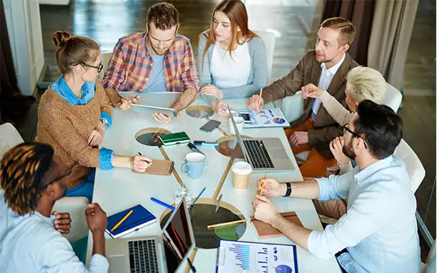 El arte ilustrativo muestra a personas reunidas para trabajar en las análisis de sentimientos.