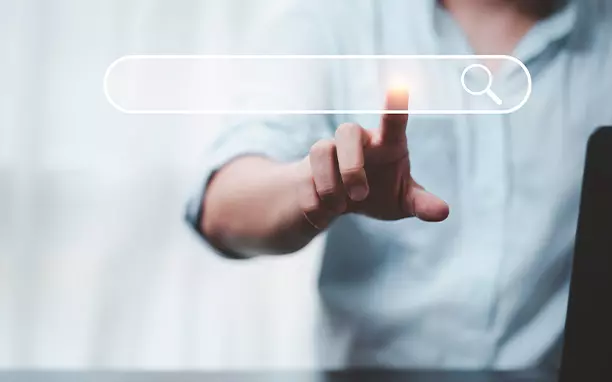 Arte ilustrativa mostra barra de busca, remetendo ao keyword stuffing