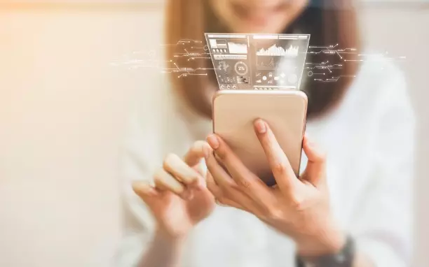 Mulher mexendo no smartphone e efeitos de gráficos saindo da tela