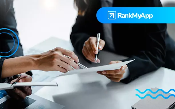 Equipo trabajando en una estrategia de palabras clave de long tail.