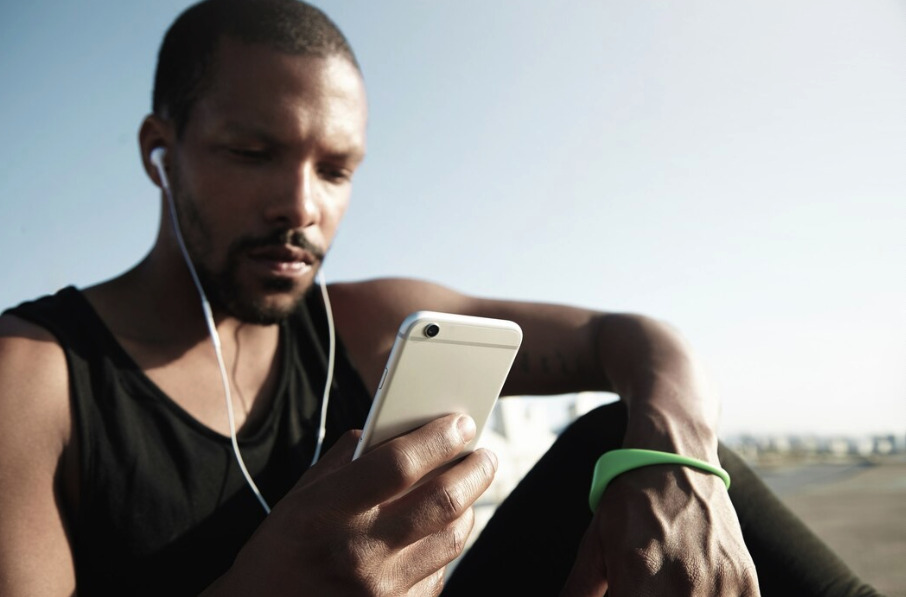 Homem negro ouvindo música no seu smartphone