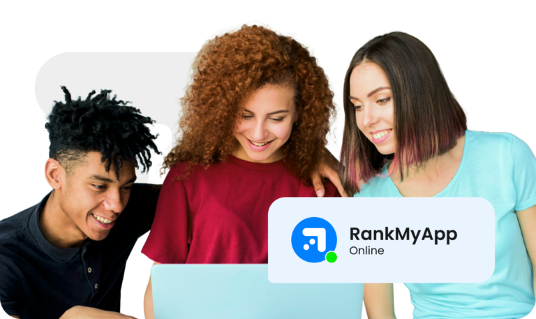 Três jovens sorrindo e olhando para um laptop com o logo do RankMyApp, símbolo de conexão entre pessoas e tecnologia, representando uma equipe engajada e feliz.